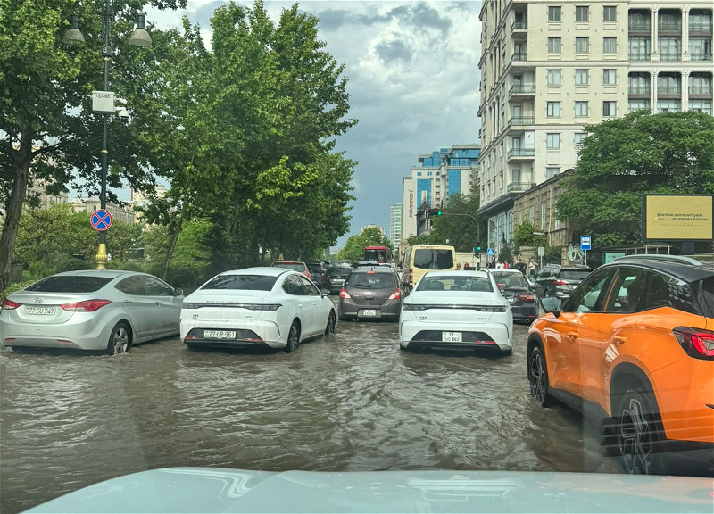 Сильный дождь затопил улицы Баку, выпал град диаметром до 4 мм