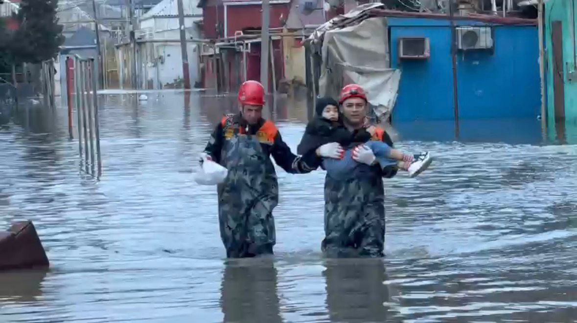 Ливни накрыли Баку: МЧС эвакуирует людей, спасены более 450 человек