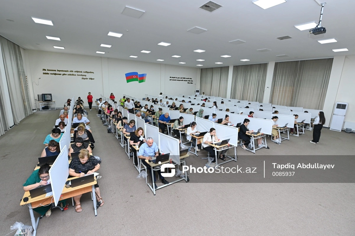 В Азербайджане расторгнуты контракты с почти 8 000 учителей
