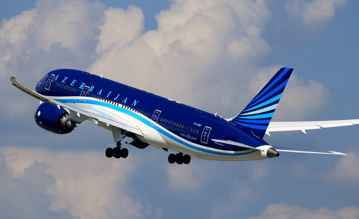 Самолет AZAL выкатился за пределы ВПП при посадке  в аэропорту Санкт-Петербурга