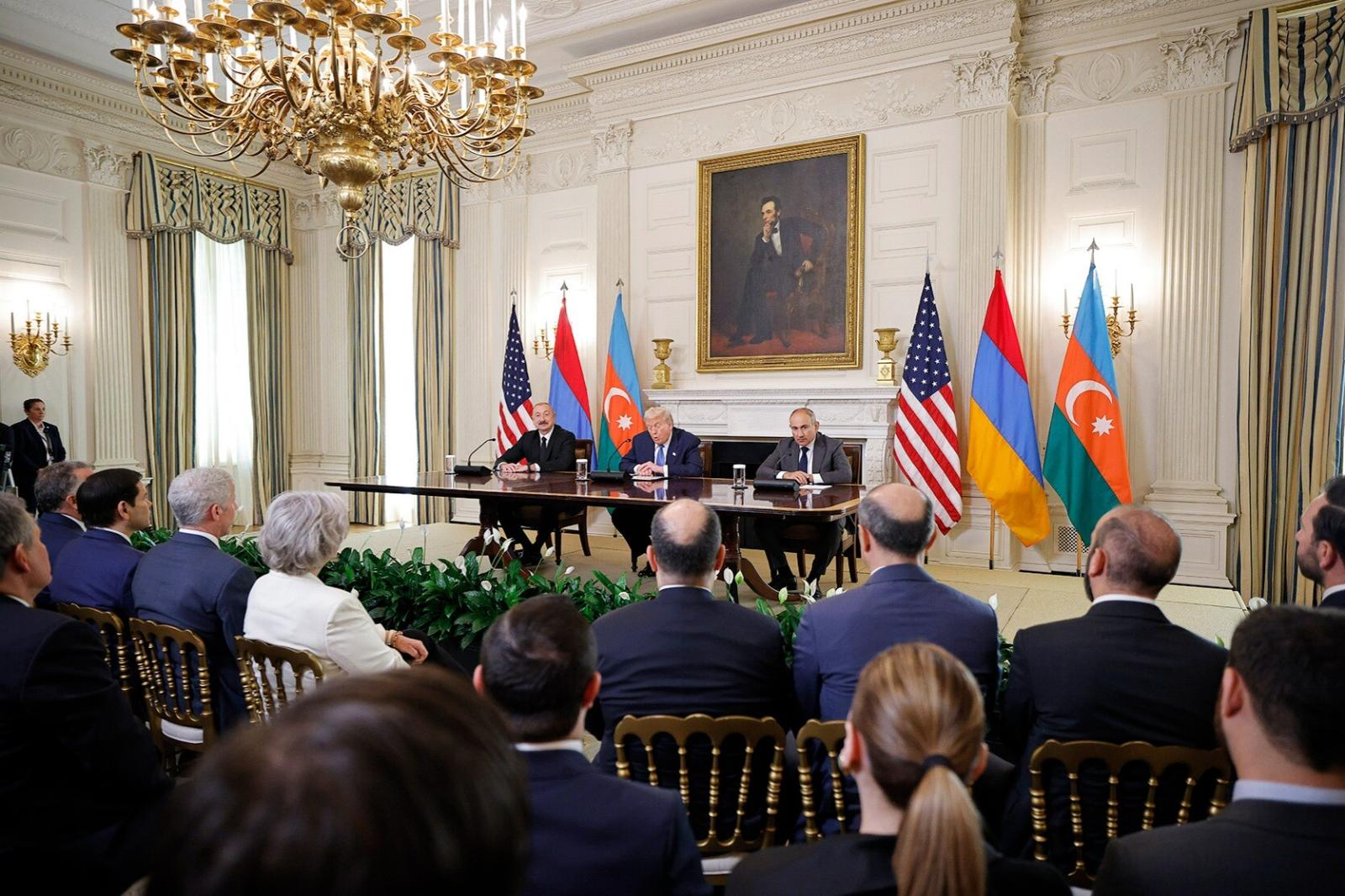 Опубликован текст декларации, подписанной в Вашингтоне Трампом и Алиевым
