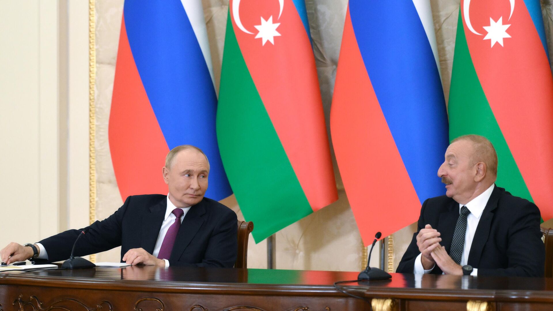 Путин поздравил Алиева с днем рождения