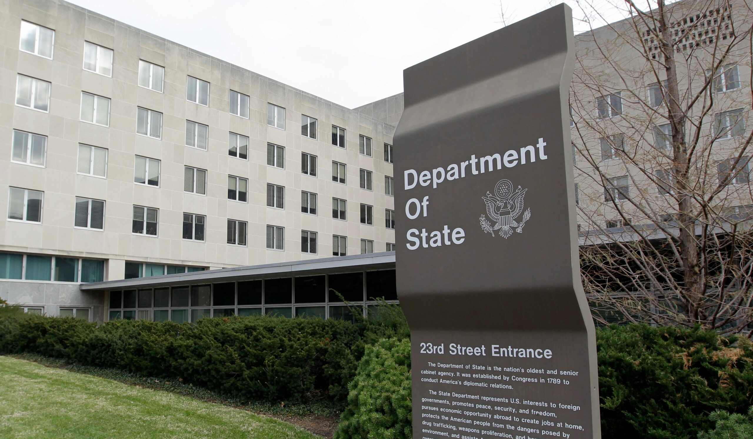 Госдепартамент США настоятельно призвал американцев немедленно покинуть ряд стран и территорий