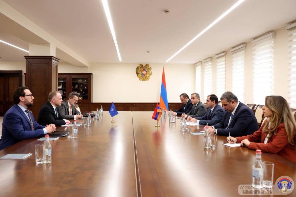 Сурен Папикян и Кевин Гамильтон обсудили вопросы сотрудничества Армении и НАТО