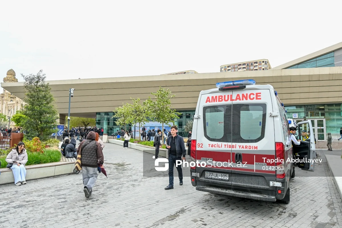 В результате инцидента в бакинском метро два человека госпитализированы