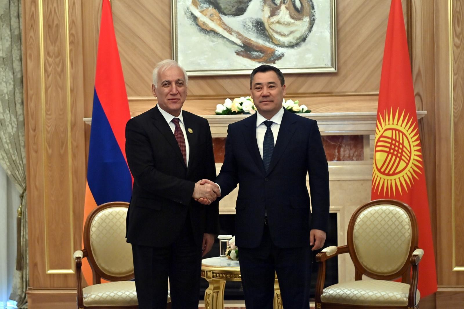 Президенты Армении и Кыргызстана обсудили возможности введения прямых авиарейсов между двумя странами