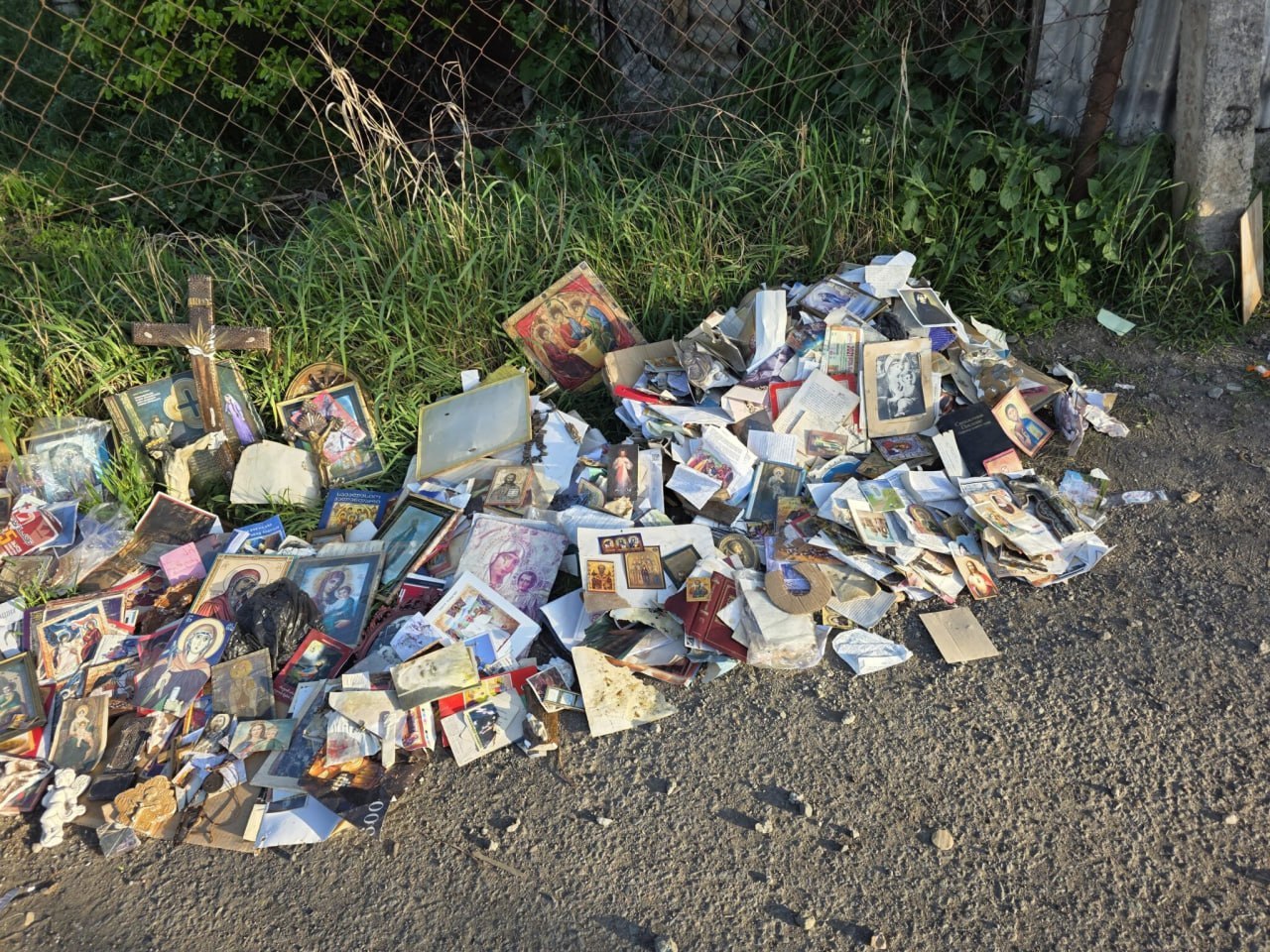 Иконы из армянской церкви в Ахалцихе вынесли и сложили возле мусорного бака