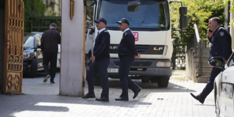 Ворота Патриархии Грузии протаранил автомобиль. Водитель задержан