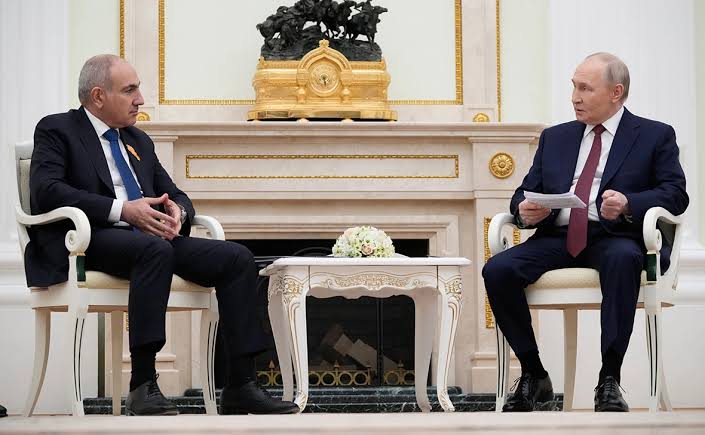 Песков на вопрос, поздравит ли Путин Пашиняна, призвал дождаться окончательных итогов выборов