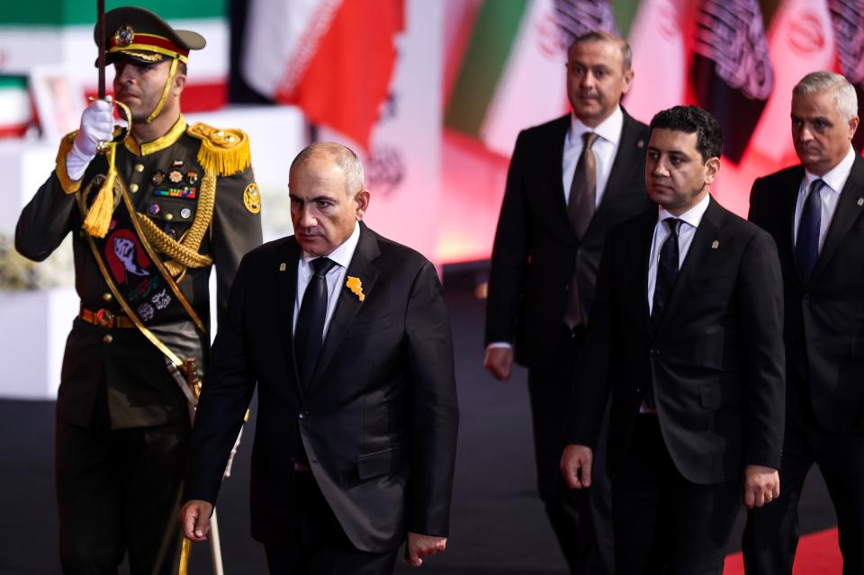Премьер-министр Армении принял участие в официальной церемонии прощания с Али Хаменеи
