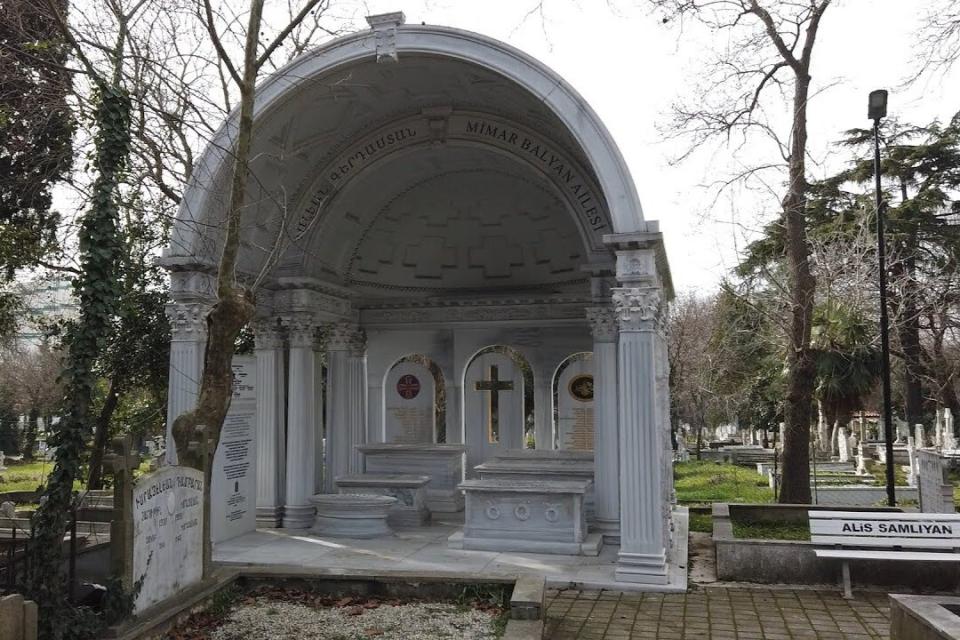 В Турции неизвестный проник на кладбище армянской церкви Святого Карапета в Ускюдаре и повредил надгробия