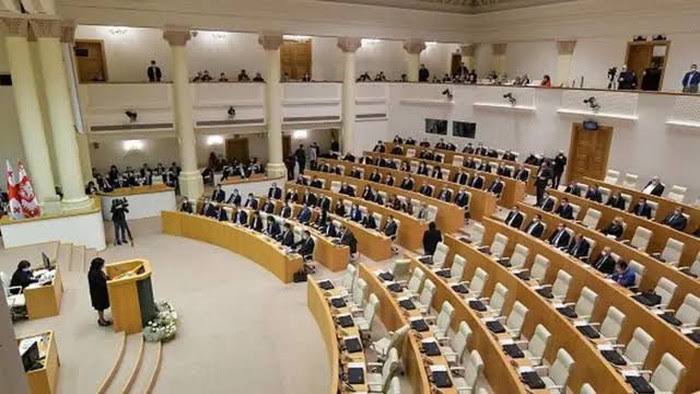 Парламент Грузии во втором чтении ускоренно принял спорный закон о казино